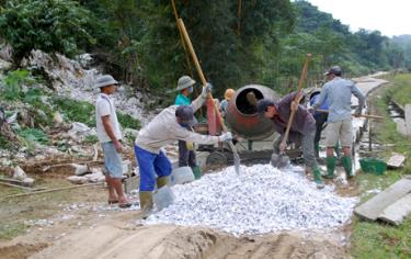 Người dân chung sức thi công làm đường giao thông liên thôn ở thôn Loong Xe