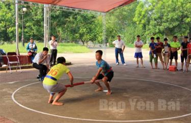 Các vận động viên tham gia thi đấu tại Giải Vô địch bắn nỏ - đẩy gậy Yên Bái năm 2016, thực hiện phong trào “Toàn dân rèn luyện thân thể theo gương Bác Hồ vĩ đại”.