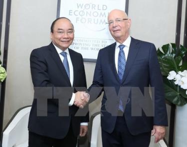 Thủ tướng Nguyễn Xuân Phúc gặp Chủ tịch Diễn đàn Kinh tế Thế giới (WEF) Klaus Schwab.