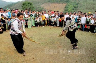 Các chàng trai Mông trổ tài múa khèn.