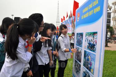 Tuyên truyền pháp luật về an toàn giao thông cho học sinh thông qua triển lãm tranh, ảnh.