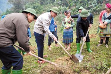 Đồng chí Nguyễn Thế Phước (giữa) - Bí thư Huyện ủy Trấn Yên đi kiểm tra và hưởng ứng Chương trình ra quân trồng tre măng Bát độ của Đoàn Thanh niên tại xã Hồng Ca.