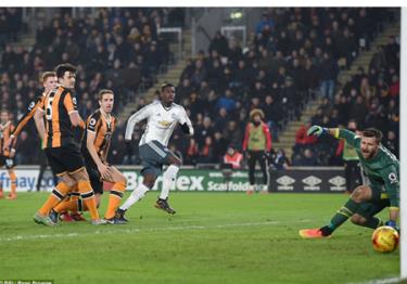 Paul Pogba (áo trắng) trong pha ghi bàn vào lưới thủ thành David Marshall của Hull City.