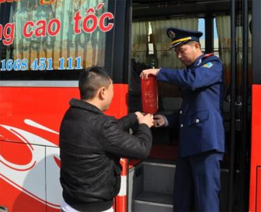 Lực lượng thanh tra giao thông kiểm tra các phương tiện vận tải hành khách tại Bến xe khách Yên Bái.