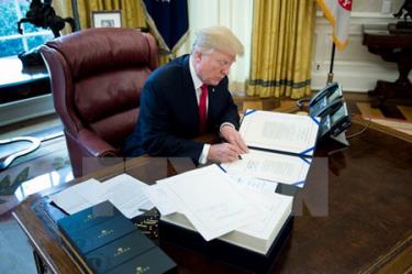 Tổng thống Mỹ Donald Trump ký một văn bản ở Washington DC., ngày 22/12/2017.