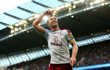 Ashley Barnes mở tỉ số cho Burnley.