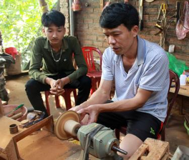 Thầy Tống Văn Thành hướng dẫn học sinh nghiên cứu dự án mới.
