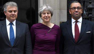 Thủ tướng Anh Theresa May và ông Brandon Lewis (trái) và ông James Cleverly (phải).