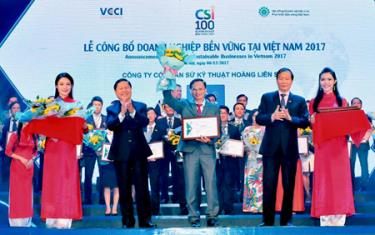 Lãnh đạo Công ty cổ phần Sứ kỹ thuật Hoàng Liên Sơn nhận giấy chứng nhận của VCCI & Hội đồng doanh nghiệp vì sự phát triển bền vững Việt Nam.