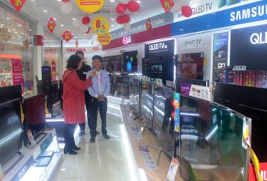 Nhân viên trung tâm Media Mart tư vấn cho khách hàng.