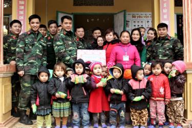 Đoàn viên, thanh niên Phòng Tham Mưu Bộ CHQS tỉnh tặng quà cho các em học sinh trường mầm non xã Túc Đán huyện Trạm Tấu