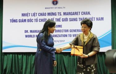 Bộ trưởng Y tế Nguyễn Thị Kim Tiến và TS. Margaret Chan, Tổng Giám đốc WHO trong một chuyến thăm Việt Nam.