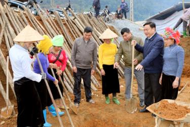 Đồng chí Giàng A Thào – Bí thư Huyện ủy Trạm Tấu động viên các hộ dân xã Hát Lừu làm nhà trên nơi ở mới.