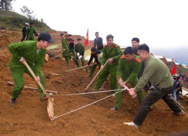 Tuổi trẻ lực lượng Công an nhân dân giúp người dân vùng cao khai hoang ruộng nước.