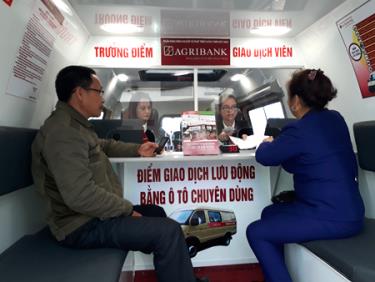 Trong khoang xe ô tô của Agribank huyện Yên Bình được lắp đặt đầy đủ trang thiết bị, đảm bảo giao dịch bình thường.