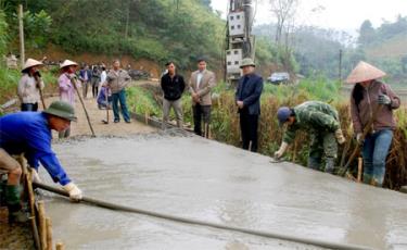 Người dân thôn 5, xã Lâm Giang tham gia làm đường giao thông nông thôn.