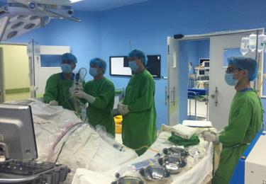 Bác sỹ Bệnh viện Việt - Đức thực hiện chuyển giao kỹ thuật tán sỏi thận qua da bằng Laser cho bác sỹ Bệnh viện Đa khoa Yên Bái.