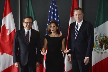 Từ trái qua, Bộ trưởng Kinh tế Mexico Ildefonso Guajardo, Ngoại trưởng Canada Chrystia Freeland và đại diện Thương mại Mỹ Robert Lighthizer.