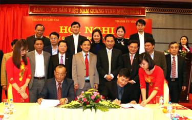 Lãnh đạo Thành ủy Yên Bái và lãnh đạo Thành ủy Lào Cai ký kết chương trình hợp tác giữa 2 thành phố.