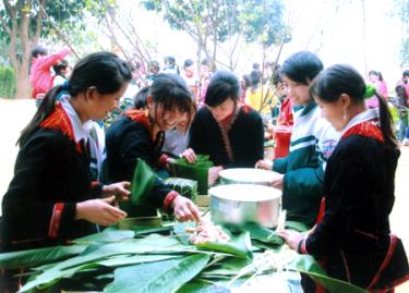 Thi gói bánh chưng. (Ảnh: Pa Ri)