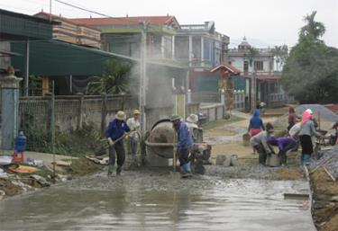 Nông dân thôn Bản Chanh làm đường giao thông nông thôn.