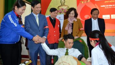 Đồng chí Dương Văn Tiến - Phó Chủ tịch UBND tỉnh cùng lãnh đạo Sở Y tế, Tỉnh đoàn, Hội Chữ thập đỏ thăm hỏi, động viên đoàn viên, thanh niên tham gia hiến máu tình nguyện.
