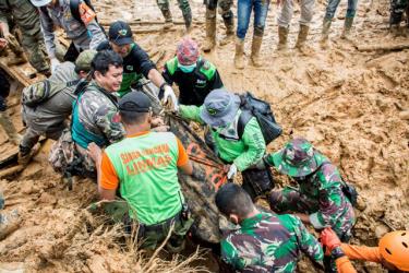 Nhân viên cứu hộ nỗ lực tìm kiếm những người mất tích sau vụ lở đất tại huyện Cisolok ở Sukabumi, tỉnh Tây Java, Indonesia, ngày 1/1/2019.