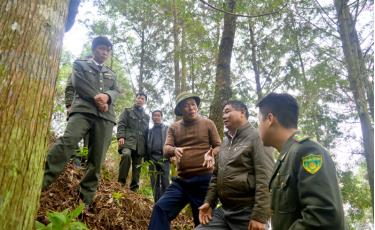 Đồng chí Nguyễn Văn Khánh – Phó Chủ tịch UBND tỉnh kiểm tra công tác
bảo vệ rừng và phòng cháy chữa cháy rừng tại xã Hát Lừu, huyện Trạm Tấu