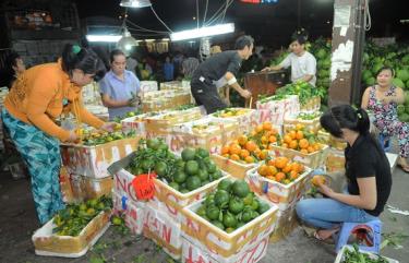 Trái cây trong nước bán tại chợ .