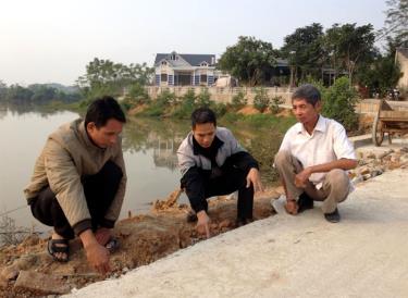 Lãnh đạo xã Minh Quân kiểm tra chất lượng tuyến đường giao thông đi vào thôn Liên Hiệp vừa được bê tông hóa năm 2018.