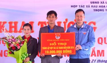 Lãnh đạo Tỉnh đoàn Yên Bái trao biển hỗ trợ 10 triệu đồng cho Hợp tác xã Rau, hoa, quả công nghệ cao của anh Nguyễn Thế Trọng ở xã Liễu Đô, huyện Lục Yên. 
