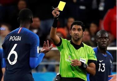 Trọng tài Mohammed Abdulla Hassan Mohamed từng rút thẻ vàng phạt Pogba ở World Cup 2018.