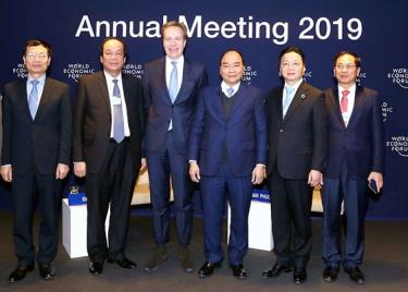 Thủ tướng Nguyễn Xuân Phúc, Chủ tịch WEF Borge Brende và các thành viên chính thức  đoàn Việt Nam tham dự buổi đối thoại