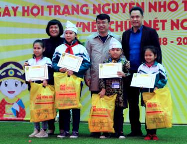 Đại diện lãnh đạo Sở Giáo dục và Đào tạo và Ban Tổ chức trao giải Nhất cho các thí sinh dự thi viết chữ đẹp “Nét chữ - Nết người”.