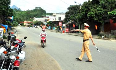 Lực lượng cảnh sát giao thông huyện Văn Chấn tăng cường kiểm tra trên các tuyến đường.