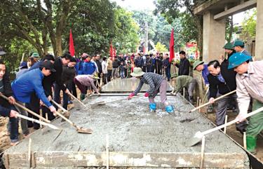 Các đồng chí lãnh đạo Huyện ủy, UBND huyện Văn Yên tham gia lễ khởi công làm đường giao thông nông thôn tại xã Lâm Giang.