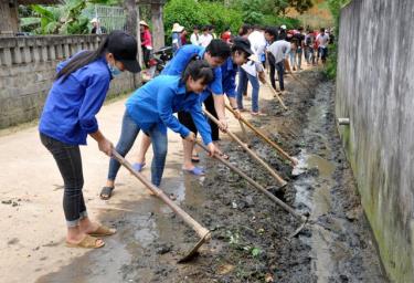 Đoàn viên thanh niên huyện Mù Cang Chải giúp nhân dân khắc phục hậu quả sau bão lũ.