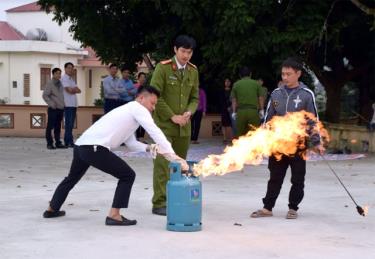 Đại úy Nguyễn Ngọc Dương hướng dẫn cán bộ các cơ quan, đơn vị sử dụng thiết bị PCCC.