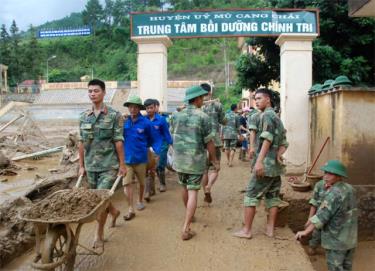 Thanh niên tình nguyện cùng các lực lượng giúp các hộ dân tổ 8, thị trấn Mù Cang Chải vệ sinh môi trường sau lũ. 
