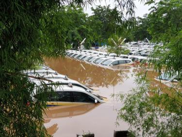 Lũ lụt gây thiệt hại nghêm trọng ở Indonesia.