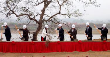 Đồng chí Phạm Thị Thanh Trà - Ủy viên Ban Chấp hành Trung ương Đảng, Bí thư Tỉnh ủy, Chủ tịch HĐND tỉnh (thứ 3, từ trái sang) cùng các đồng chí lãnh đạo tỉnh động thổ khởi công xây dựng cầu Cổ Phúc, huyện Trấn Yên.