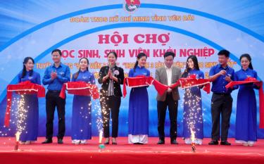 Lãnh đạo Tỉnh đoàn cắt băng khai mạc Hội chợ học sinh, sinh viên khởi nghiệp năm 2020