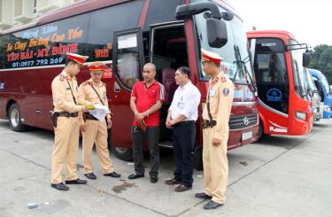 Cảnh sát giao thông tăng cường kiểm tra các phương tiện xe khách phục vụ việc đi lại của người dân dịp Tết 2020.