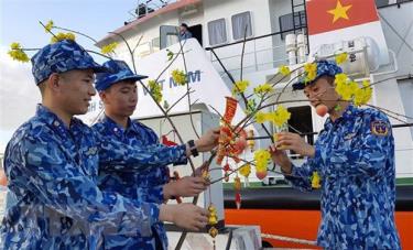 Các chiến sỹ tàu 9004 trang trí, chuẩn bị nhưng phần quà gửi tặng cán bộ, chiến sỹ, nhân dân đảo Bạch Long Vĩ.