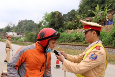 Lực lượng cảnh sát giao thông đo kiểm tra nồng độ cồn người điều khiển phương tiện.