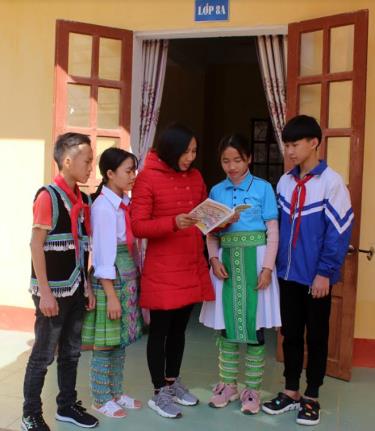 Cô giáo Bùi Thị Trang bổ sung kiến thức Lịch sử cho đăng nhập dafabet sinh trong giờ ra chơi.