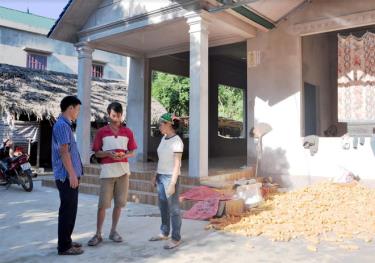 Cán bộ lao động, thương binh và xã hội xã Yên Thắng tuyên truyền, động viên gia đình anh Phạm Văn Đãi ở thôn Nà Khao sau khi xây xong căn nhà mới.