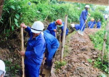 Công nhân Công ty TNHH Nghĩa Văn nạo vét kênh mương tại xã Hạnh Sơn.