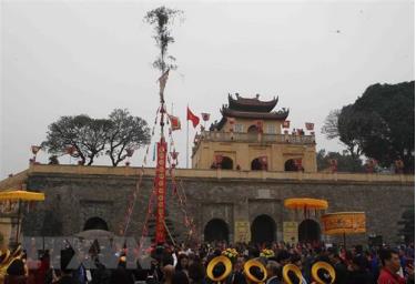 Dựng cây nêu tại sân Đoan Môn trong Khu Di sản Hoàng thành Thăng Long.