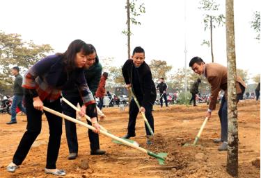 Lãnh đạo thị xã Nghĩa Lộ cùng nhân dân tham gia Tết trồng cây xuân Canh Tý.